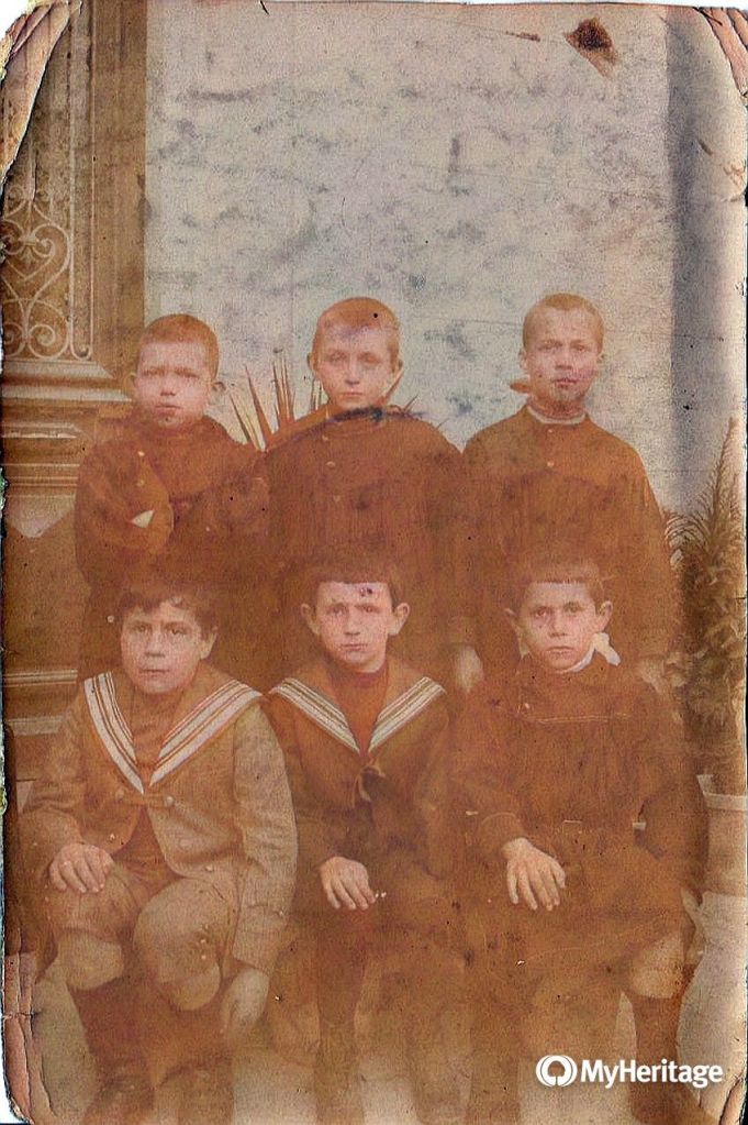 Des écoliers vendémianais vers 1914 colorisée par MyHeritage